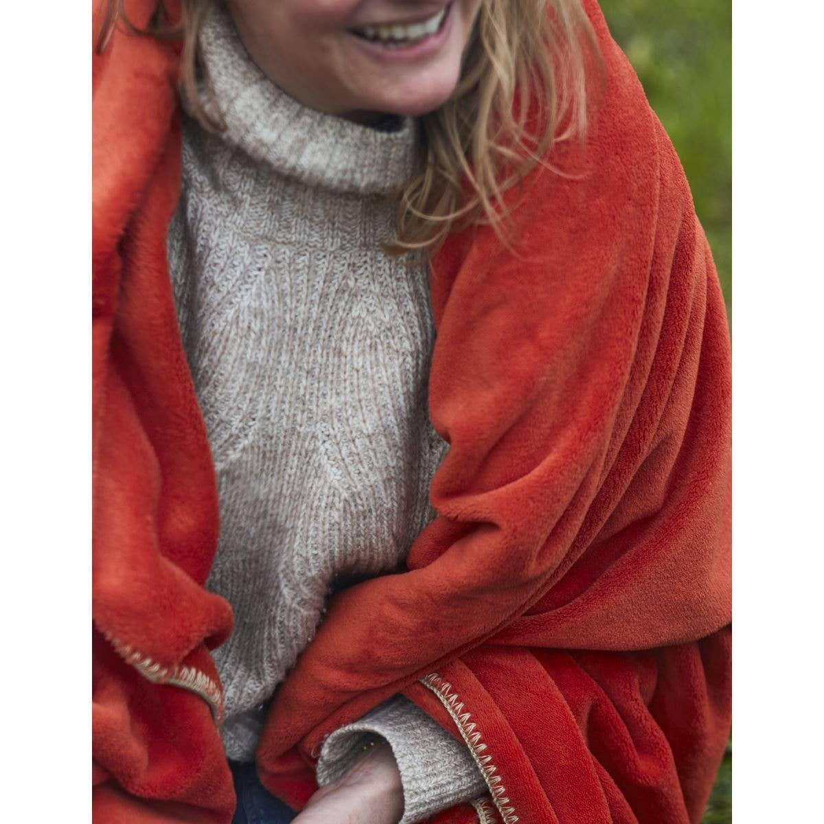 Manta polar naranja bruñida bien abrigada