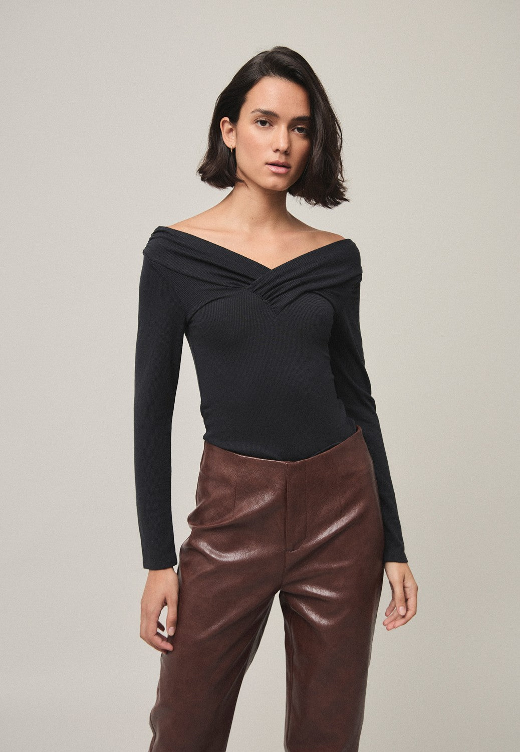 CAMISETA CON ESCOTE FRUNCIDO