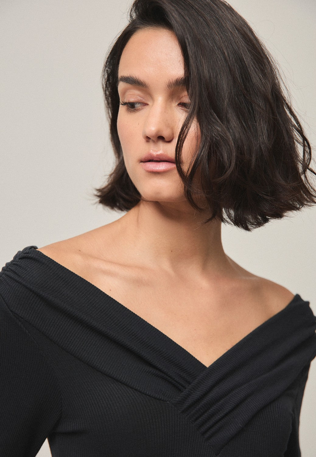 CAMISETA CON ESCOTE FRUNCIDO